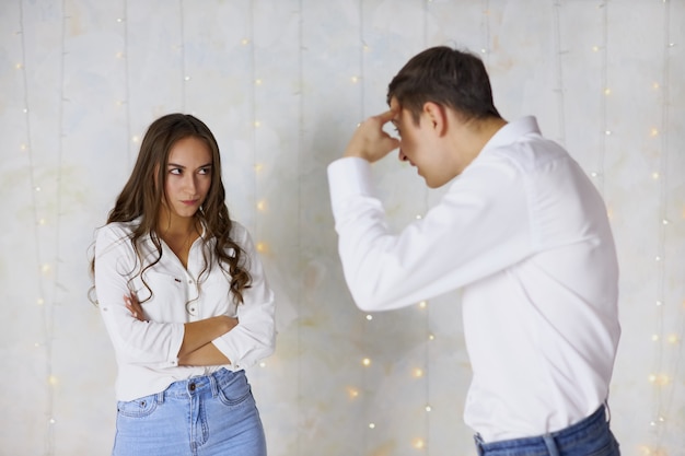 El chico con la chica pelea en la víspera de las vacaciones