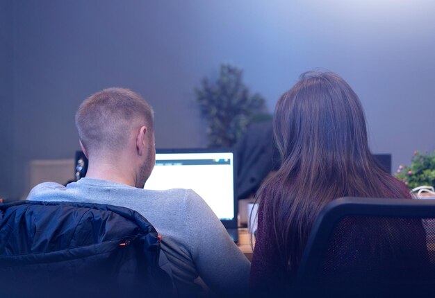 chico con una chica trabajando en un proyecto. oficina.