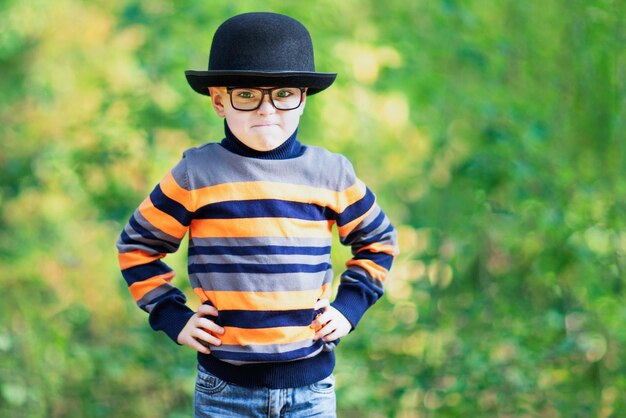 Chico como actor de cine o estrella del mundo del espectáculo Sombrero negro y rayas