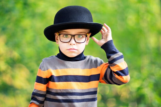 Chico como actor de cine o estrella del mundo del espectáculo Sombrero negro y rayas