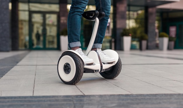 Chico de cultivo montando scooter autoequilibrado