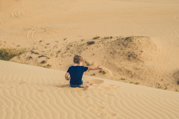 Chico en el desierto