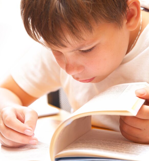 El chico detrás de un escritorio...