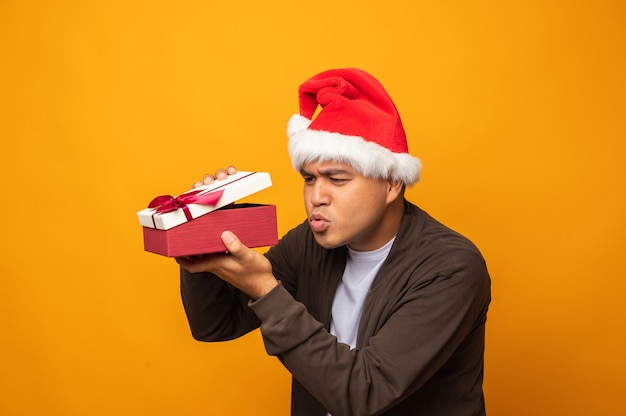 Chico divertido abre secretamente la caja de regalo