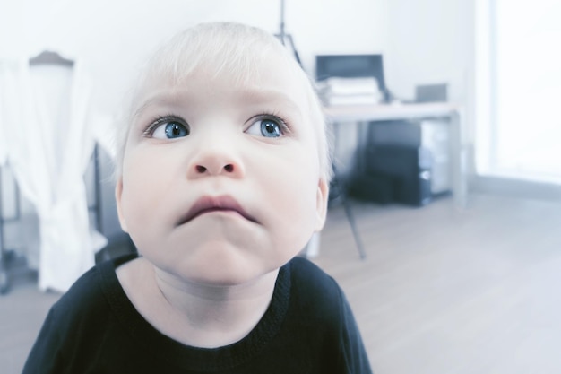 Chico divertido en un consultorio médico Esperando a mamá escucha parece asustado