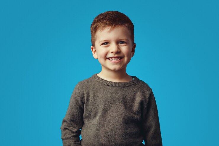 Chico divertido niño lindo feliz en camisa casual mirando super emocionado sonriendo