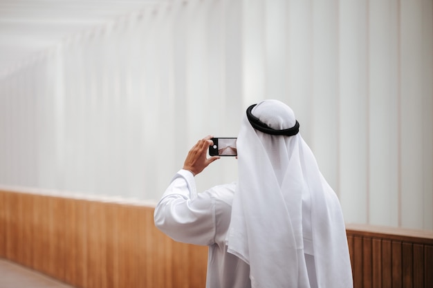 Chico emiratí tomando selfie en el estilo de vida urbano del centro de la ciudad el corazón de Dubai