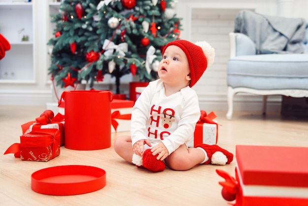 Chico encantador niño tiene caja de regalo de Navidad. Concepto de vacaciones de Navidad.