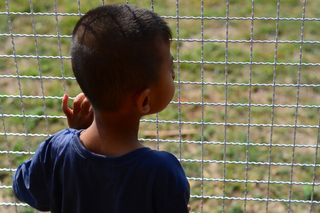 el chico esperando a alguien