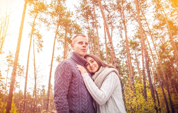 El chico está abrazando a la chica. Pareja amorosa, relación romántica. Día de San Valentín.