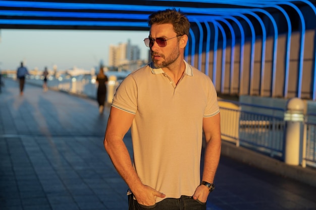 Chico de estilo urbano con ropa casual camina en la ciudad de tampa retrato de hombre atractivo con ropa casual