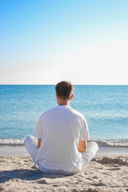 Un chico feliz junto al mar en la naturaleza.