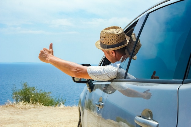 Un chico feliz en el mar de autos.