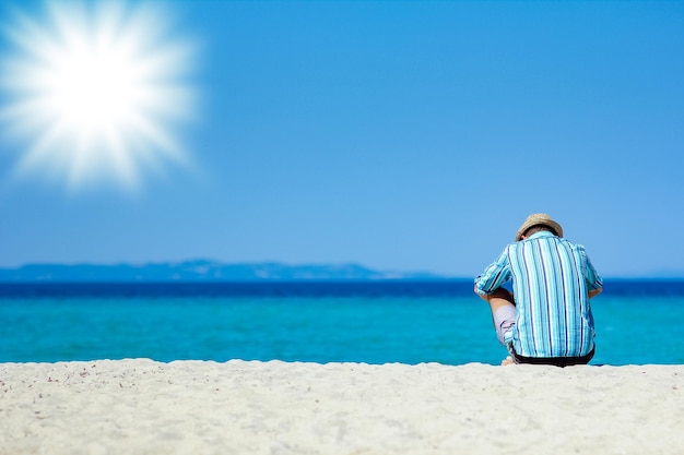 Un chico feliz de vacaciones en el mar el fin de semana