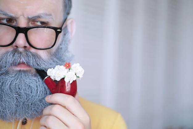 Chico fumando pipa de tabaco Hipster con barba gris y bigote Malos hábitos conce