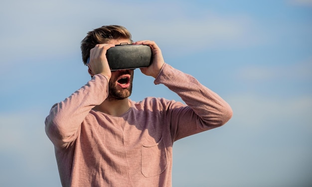 Chico gafas de realidad virtual hombre macho usa gafas VR inalámbricas hombre sexy fondo del cielo gafas vr crear su propio negocio Futuro digital e innovación realidad masculina Otra realidad está aquí