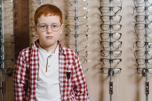 Chico con gafas en la tienda de óptica