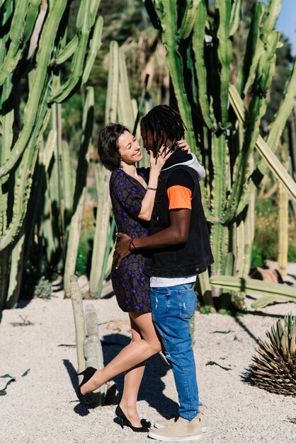 Chico guapo afroamericano de pie junto con su hermosa mujer caucásica