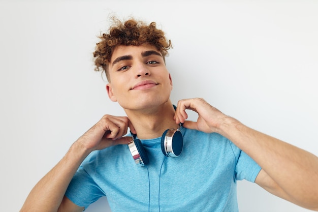 Chico guapo en auriculares música emociones fondo aislado