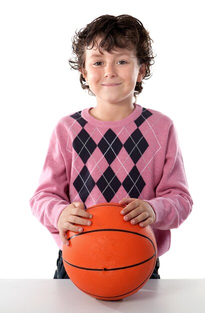 Foto chico guapo con balón de baloncesto aislado en blanco