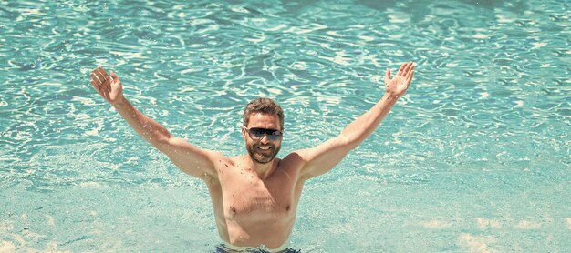 Chico guapo feliz en gafas de sol nadando en la piscina en la fiesta de la piscina de verano Banner de retrato de cara de hombre con espacio de copia