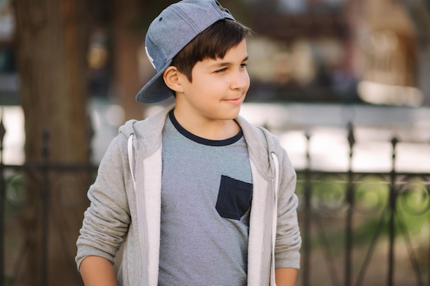 Chico guapo con gorra caminando por la ciudad