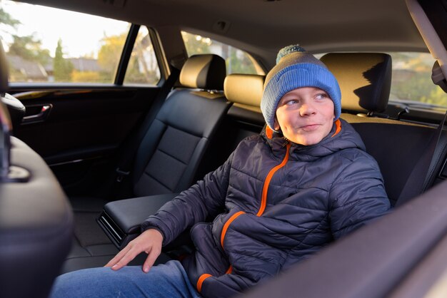 Chico guapo joven listo para viaje por carretera