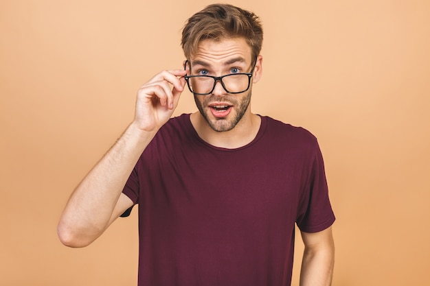 Chico guapo joven en ropa casual aislado