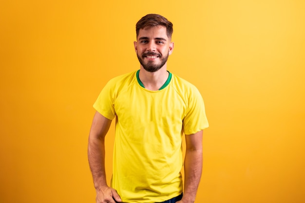 Chico guapo joven vestido para el juego de brasil. hombre vestido para la copa del mundo