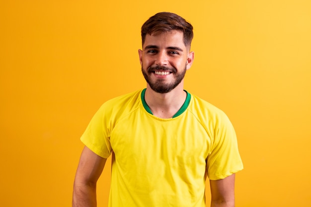 Chico guapo joven vestido para el juego de brasil. hombre vestido para la copa del mundo