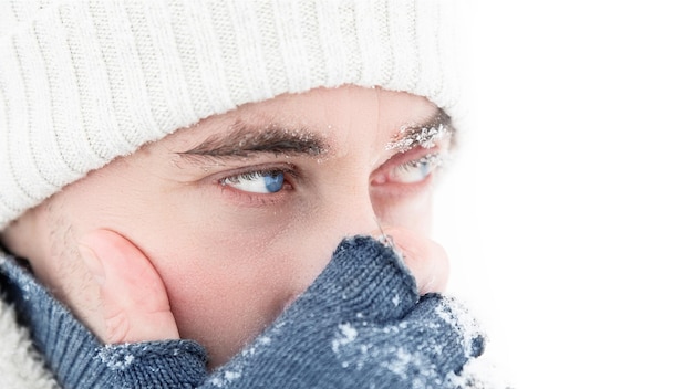 Chico guapo con ojos azules en la nieve Retrato de invierno Copiar espacio