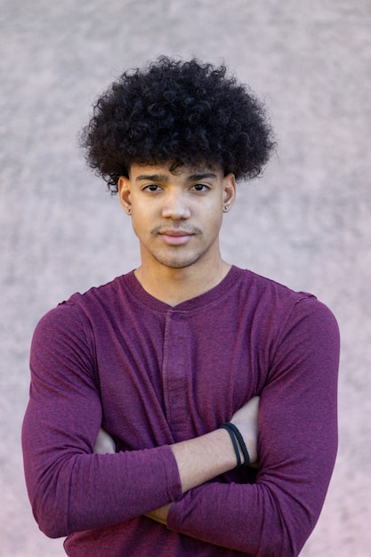 Chico guapo con peinado afro en la calle