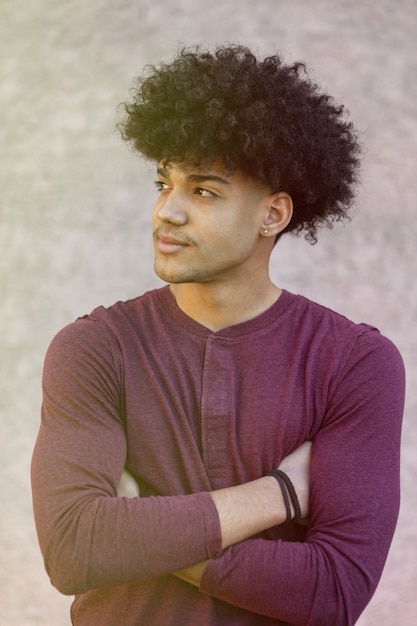 Chico guapo con peinado afro en la calle