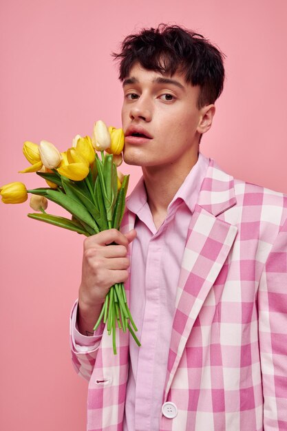 Chico guapo en ropa elegante chaqueta gestos de moda con manos confianza en sí mismo estilo de vida inalterado