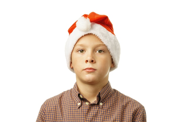 Foto chico guapo con sombrero de santa claus aislado sobre fondo blanco.