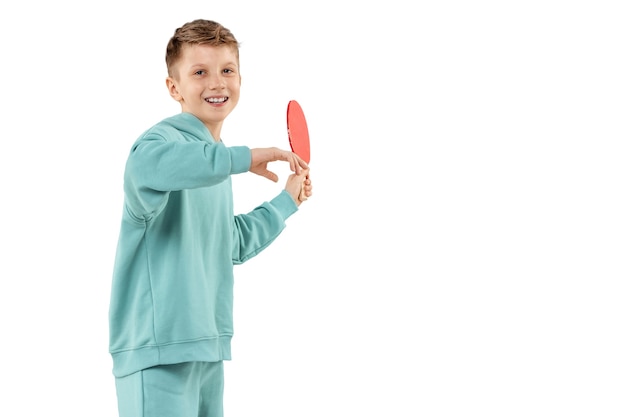 Chico guapo en traje burdeos juega ping pong aislado en blanco. Deportes