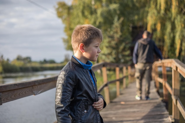 El chico guapo se ve triste y el niño tiene que quedarse solo porque su padre y su madre se separaron o se divorciaron. El chico lindo se ve cansado.