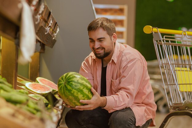 El chico hace compras en el supermercado el concepto de compras.