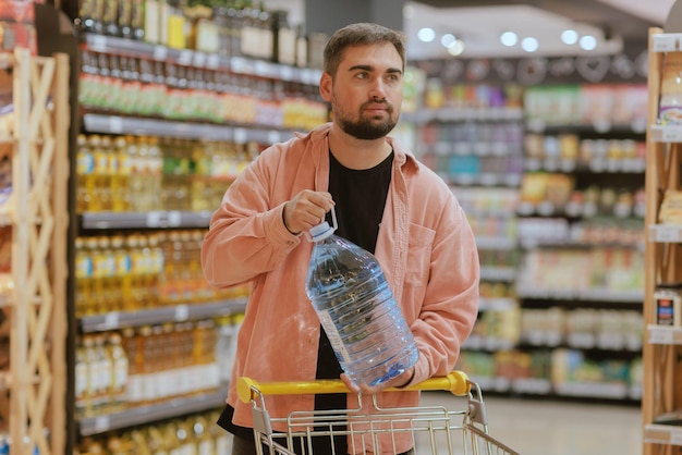 El chico hace compras en el supermercado el concepto de compras.