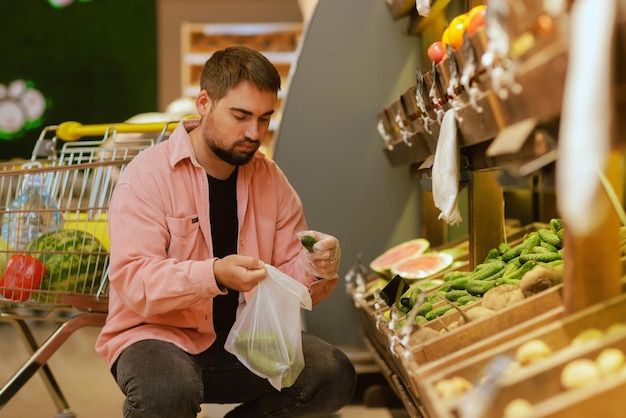 Foto el chico hace compras en el supermercado el concepto de compras.