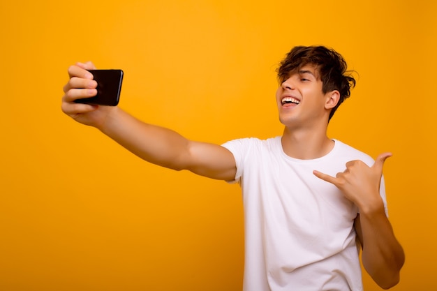 Chico hace una selfie por teléfono