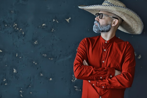 Foto chico hipster con gafas con barba gris en un sombrero con borde. hombre modelo posando emocionalmente