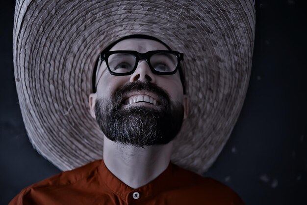 chico hipster con gafas con barba gris en un sombrero con borde. hombre modelo posando emocionalmente