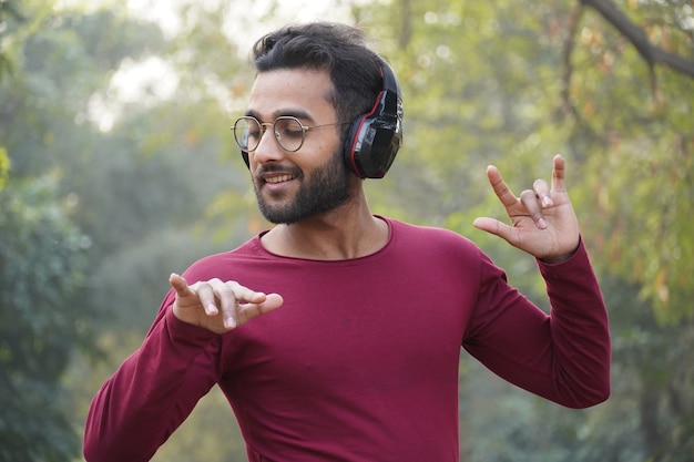 Un chico inteligente escuchando una canción.