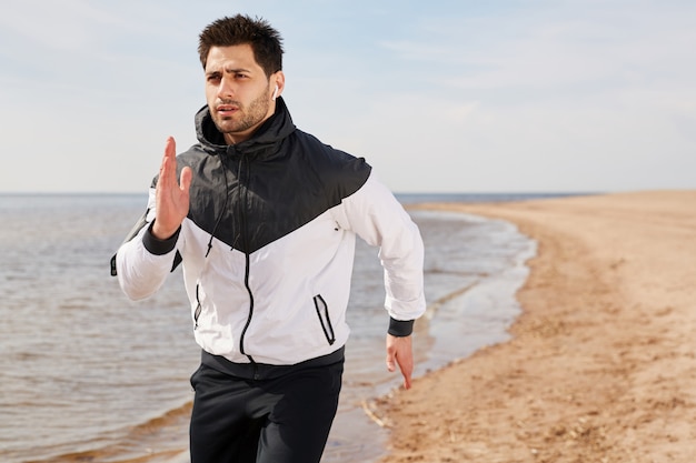 Chico, jogging, en la playa