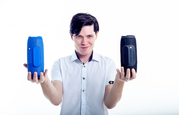 un chico joven con altavoces a ambos lados de las orejas, sonriendo y escuchando música