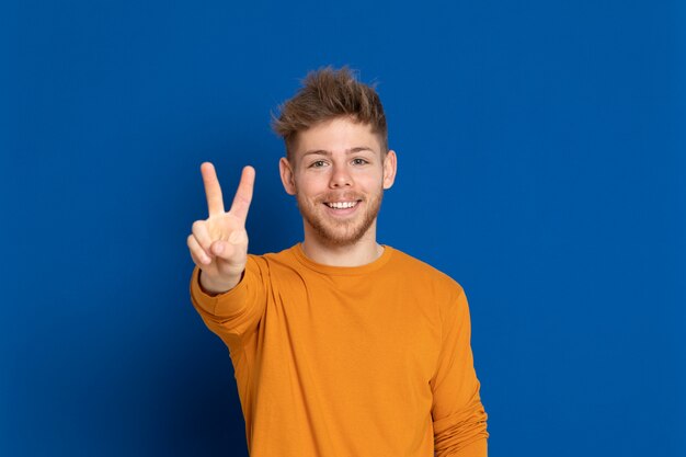 Chico joven atractivo con una camiseta amarilla