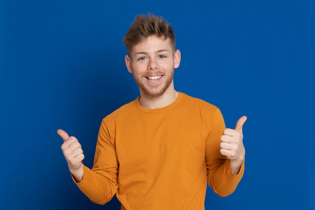 Chico joven atractivo con una camiseta amarilla