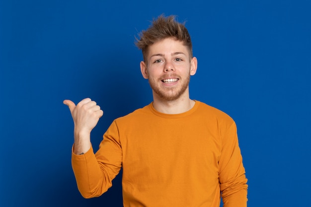 Chico joven atractivo con una camiseta amarilla