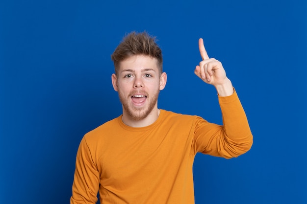 Chico joven atractivo con una camiseta amarilla